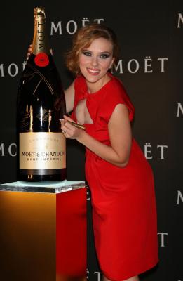 Scarlett Johansson In Red Hot!